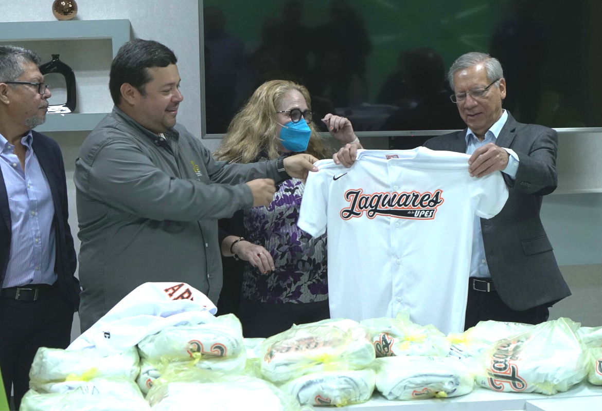 EL EQUIPO REPRESENTATIVO DE SOFTBOL RECIBIÓ UNIFORMES